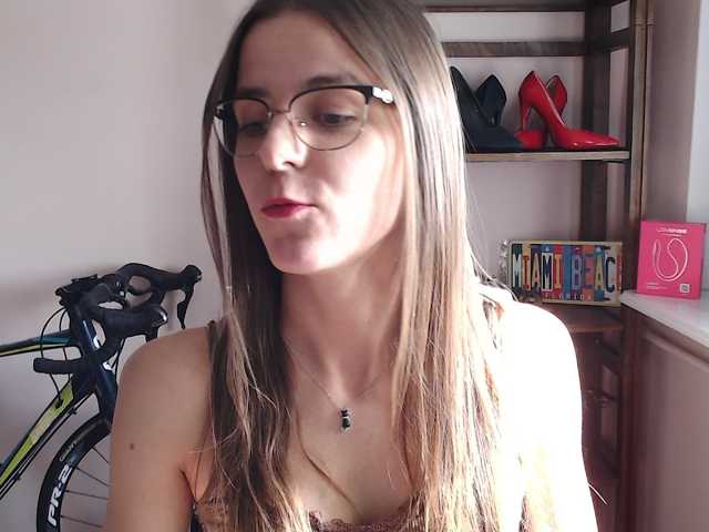 MegiKiss live cam preview