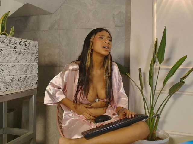 JasmineRoss live cam on BongaCams