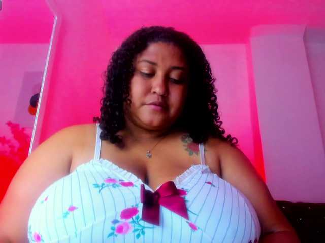 le modèle Ayliinn est en webcam porno dans un show sur le site bongacams, il possède les tags suivants: Latino/Hispanic,Brunette,Shaved