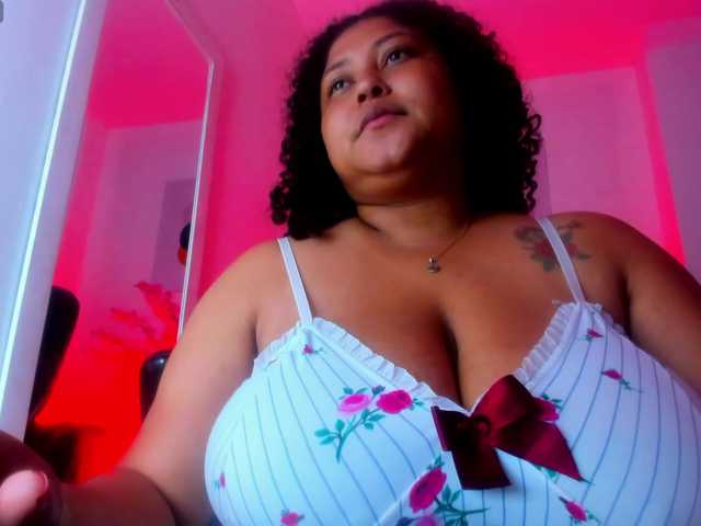 le modèle Ayliinn est en webcam porno dans un show sur le site bongacams, il possède les tags suivants: Latino/Hispanic,Brunette,Shaved