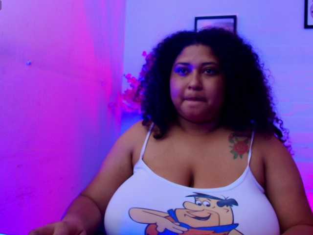 le modèle Ayliinn est en webcam porno dans un show sur le site bongacams, il possède les tags suivants: Latino/Hispanic,Brunette,Shaved