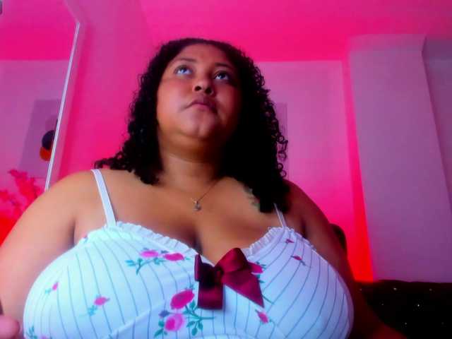 le modèle Ayliinn est en webcam porno dans un show sur le site bongacams, il possède les tags suivants: Latino/Hispanic,Brunette,Shaved