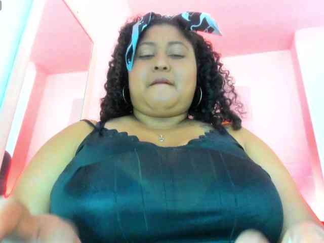 Este modelo está ao vivo agora. Ayliinn