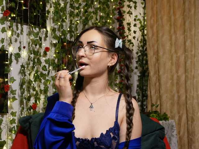 le modèle NaughtYHomemadE est en webcam porno dans un show sur le site bongacams, il possède les tags suivants: White/Caucasian,Brunette,Shaved
