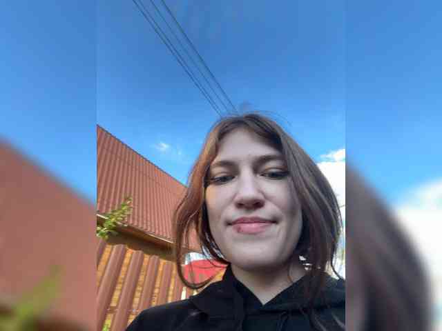 该模特正在直播。 Alinagilberd03