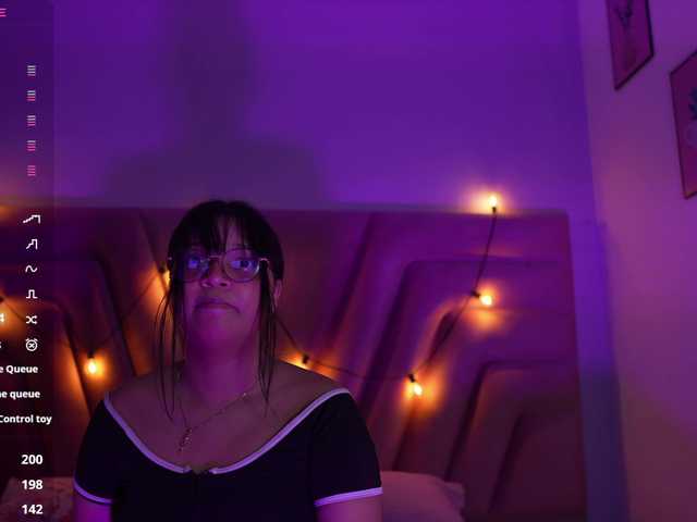 innocenthazel live cam on BongaCams