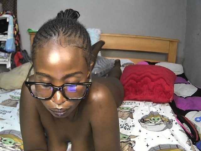 Pettite-Diofa live cam on BongaCams