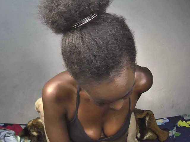 Pettite-Diofa's BongaCams show and profile