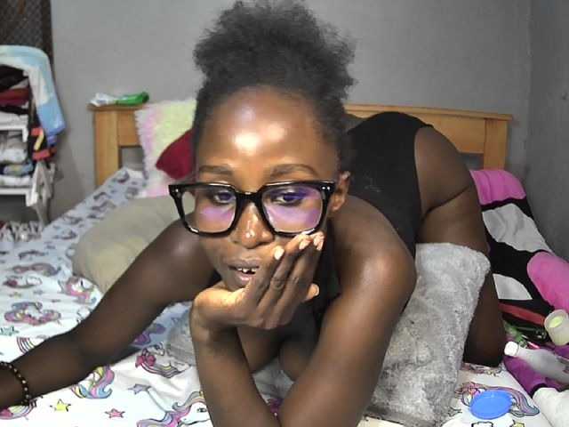 Pettite-Diofa live cam on BongaCams