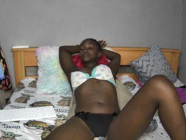 Pettite-Diofa live cam on BongaCams