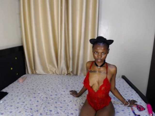 le modèle Camilafire4 est en webcam porno dans un show sur le site bongacams, il possède les tags suivants: Ebony,Brunette,Shaved