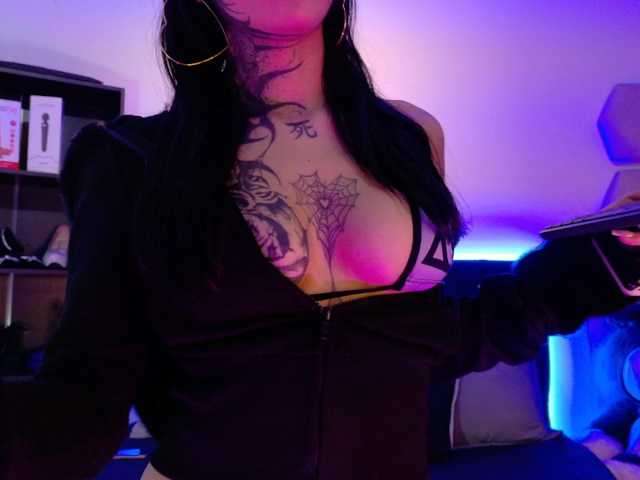 Yuliana-Demon live cam on BongaCams