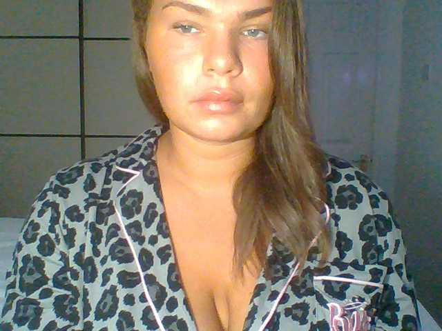 le modèle GEMMARMALADE est en webcam porno dans un show sur le site bongacams, il possède les tags suivants: White/Caucasian,Brunette,Shaved