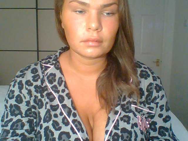 le modèle GEMMARMALADE est en webcam porno dans un show sur le site bongacams, il possède les tags suivants: White/Caucasian,Brunette,Shaved
