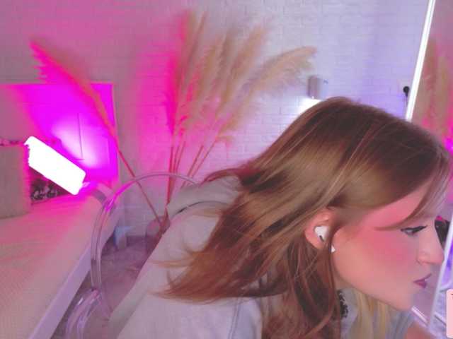 CrazyWine live cam on BongaCams