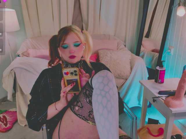 CrazyWine's BongaCams show and profile