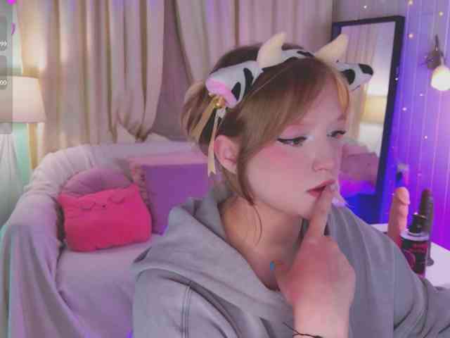 Model ini sedang live sekarang. CrazyWine