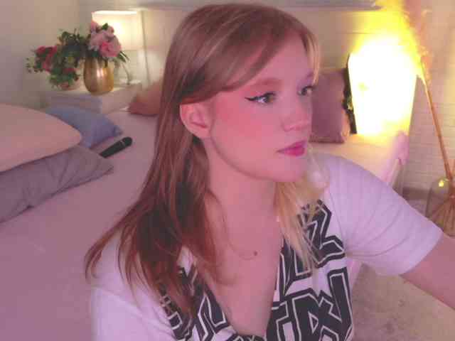 Crazywine's cam show statistics and live stream