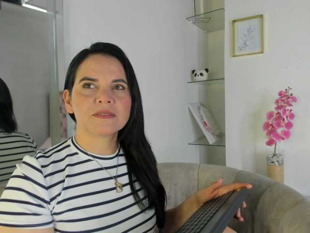 LauraHotties live cam preview