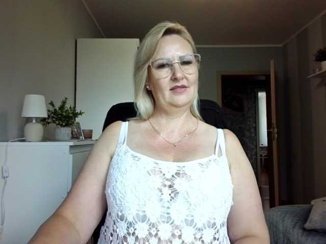 EmillyLove live cam on BongaCams