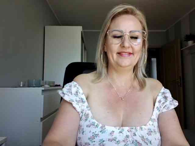EmillyLove webcam