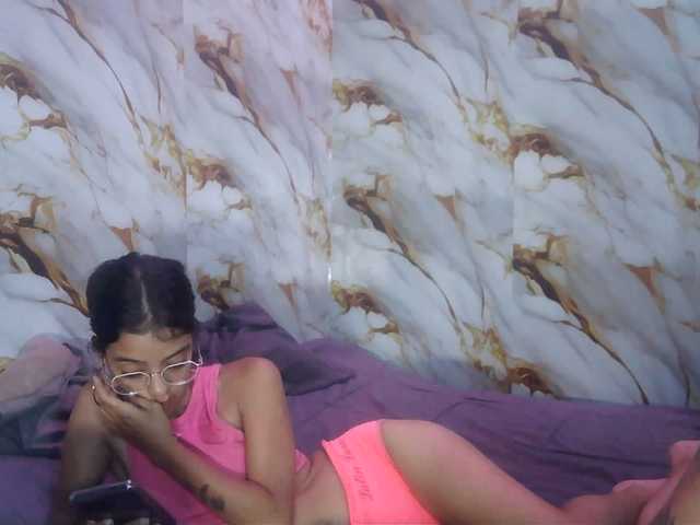 pocahontasb1 live cam on BongaCams