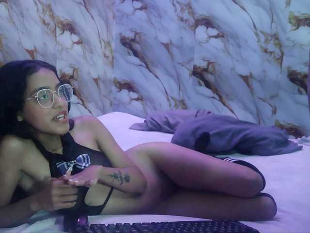 pocahontasb1 live cam on BongaCams