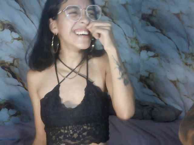 pocahontasb1 live couple cam on bongacams