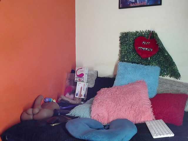 Melanie-Foxx live cam on BongaCams