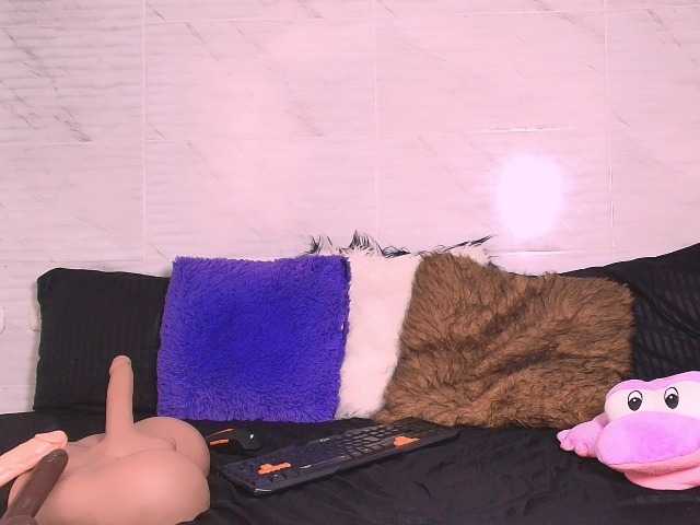Candyb es otra cam chica española disponible en vivo