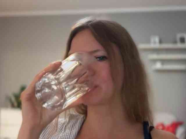 kissMillie webcam