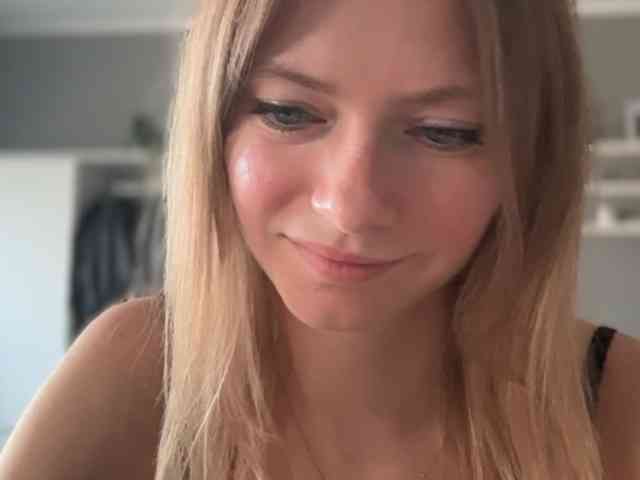 kissMillie webcam