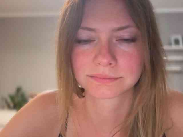 kissMillie webcam