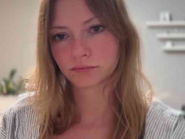 kissMillie webcam