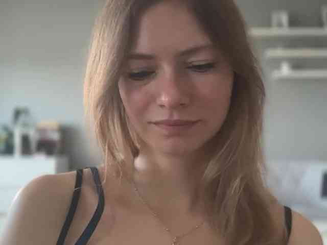 kissMillie webcam