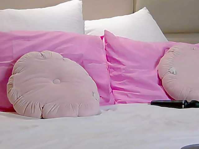IsoldeBliss live cam on BongaCams