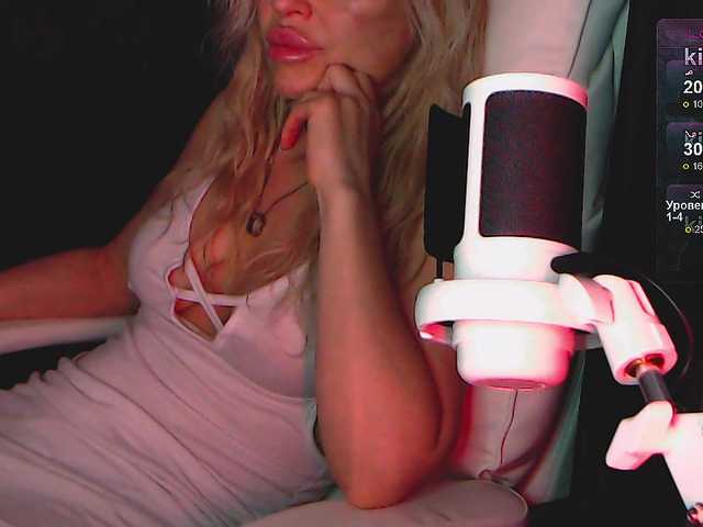 le modèle Margo77-1 est en webcam porno dans un show sur le site bongacams, il possède les tags suivants: White/Caucasian,Blonde,Shaved