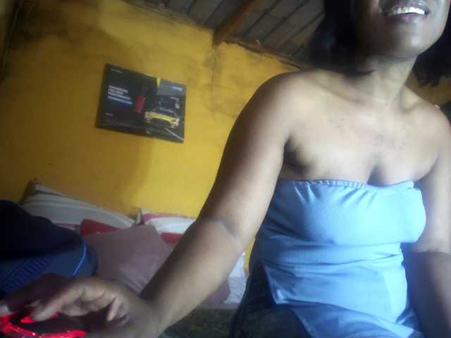 Curvypear live cam on BongaCams
