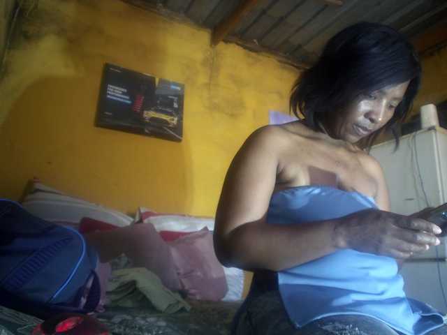 Curvypear live cam on BongaCams