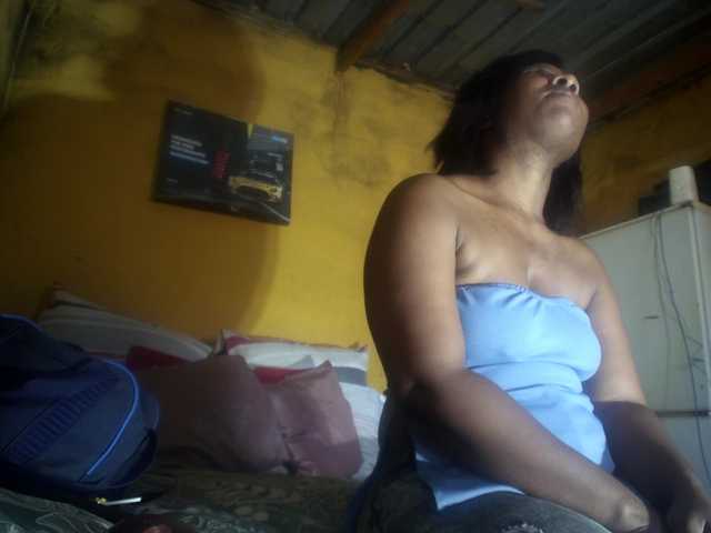 Curvypear live cam on BongaCams