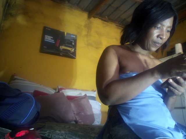 Curvypear live cam on BongaCams