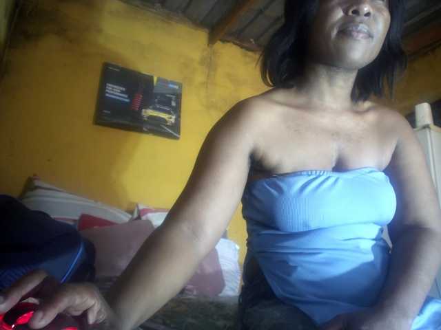 Curvypear live cam on BongaCams
