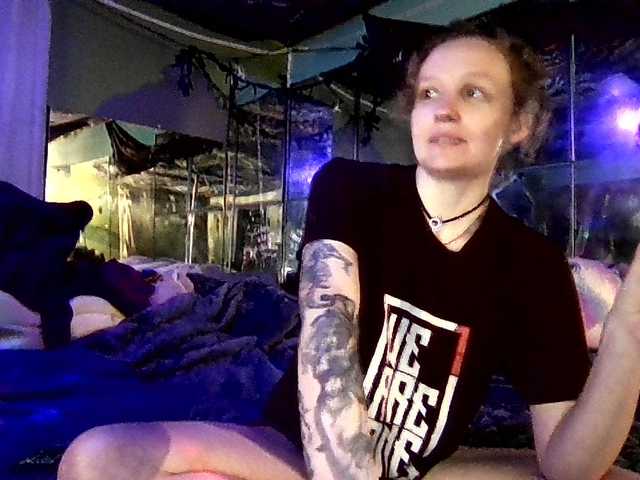 Meateater7455 — live female cam