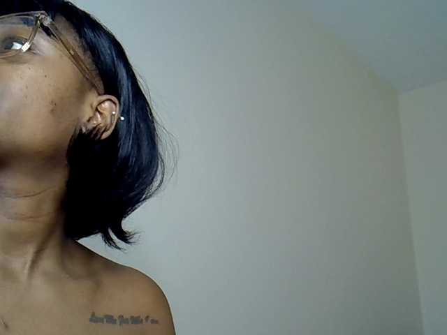 MDIVAH live cam on BongaCams
