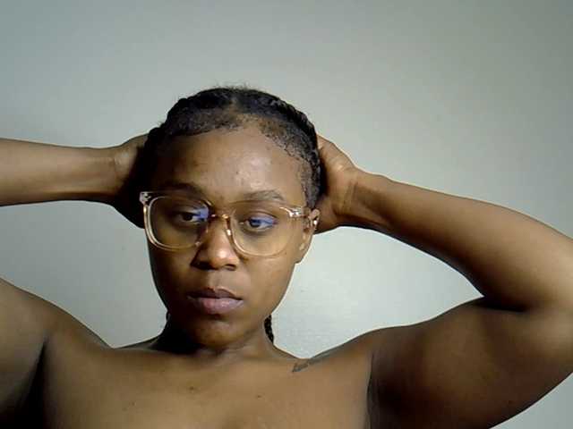 MDIVAH live cam on BongaCams