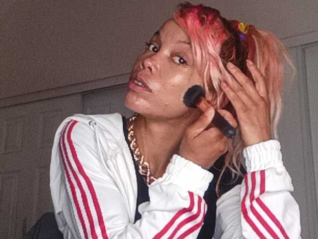 Dollyrose, live now on BongaCams