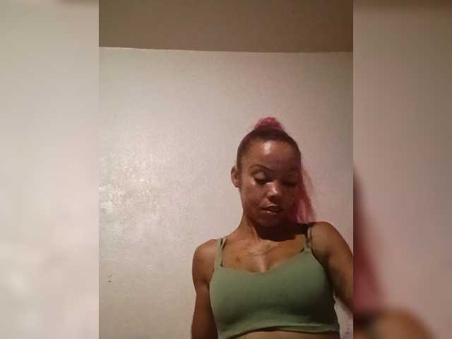 le modèle Dollyrose est en webcam porno dans un show sur le site bongacams, il possède les tags suivants: Ebony,Brunette,Shaved
