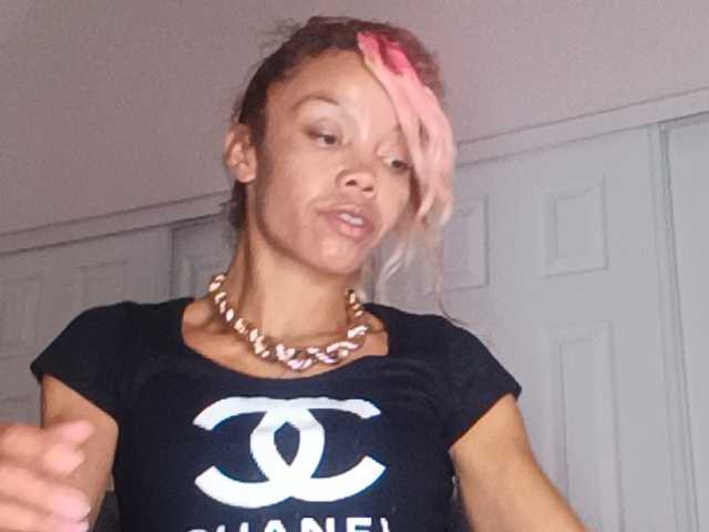 Dollyrose, en directo ahora en BongaCams