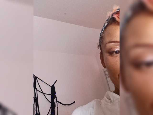 Dollyrose, en directo ahora en BongaCams