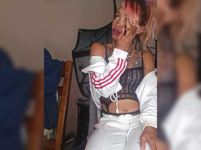 Dollyrose live cam on BongaCams
